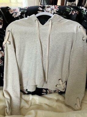 Storia Light Cream Lace-Up Cropped Hoodie